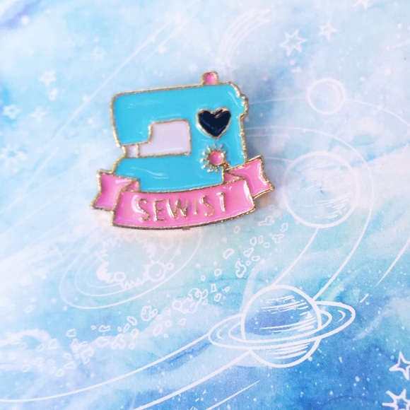 ✨ Sewing Machine Pin ✨ - Picture 3 of 5